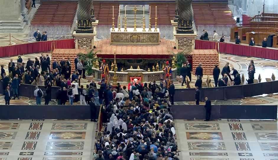Bisher 130.000 Menschen am Sarg von Franziskus im Petersdom