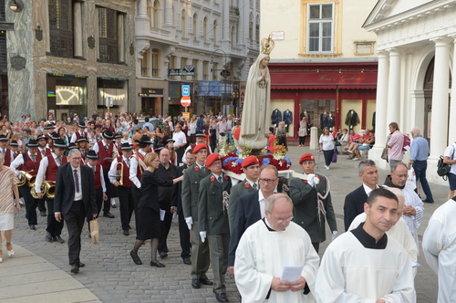 Maria Namen-Feier; Prozession, Garde-Soldaten des ?sterr. Bundesheeres tragen die Gnadenstatue / Fatima-Statue