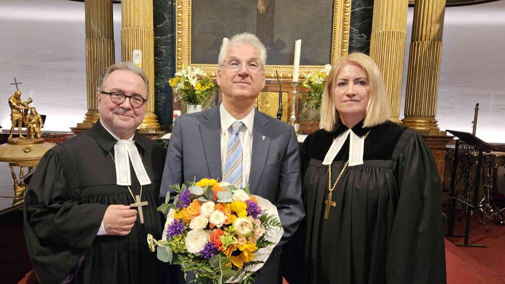 Stv. Vorsitzender des Oberkirchenrates A.u.H.B., Thomas Hennefeld (Mitte), mit Bischof Michael Chalupka und Oberkirchenrätin Ingrid Bachler / epd / Thomas Dasek Oberkirchenrat verabschiedet Landessuperintendent Hennefeld